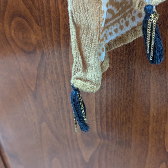 Vince Camuto Black and Gold Floral Wrap - Picture 5 of 8